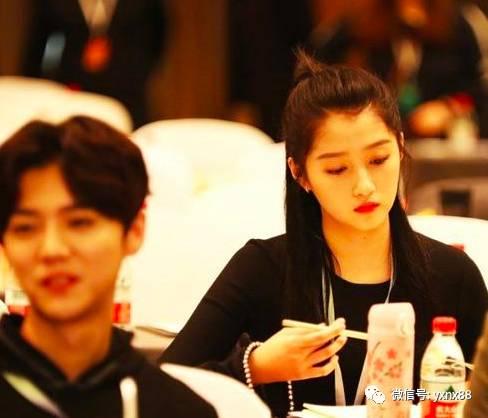 娱乐圈关晓彤鹿晗吃瓜,娱乐圈的甜蜜与苦涩